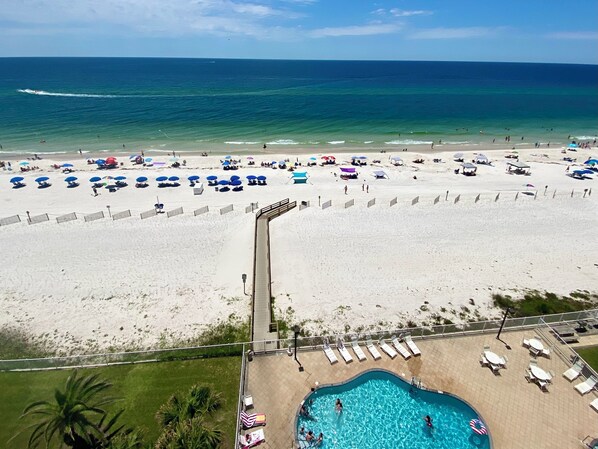 On the beach - Beachfront Large Private Balcony Top Floor! Chairs, umbrella in storage room. (Gulf Shores)