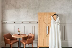 Flat-screen TV, Netflix, streaming services