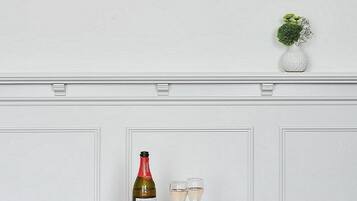 Flat-screen TV, Netflix, streaming services