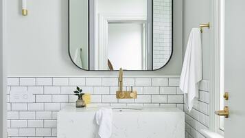 Een douche, een haardroger, badjassen, pantoffels