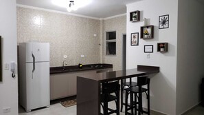 Geladeira, cooktop, talheres/pratos/utensílios de cozinha