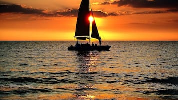 Nær stranden, solsenger og strandhåndklær