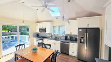 Jääkaappi, mikroaaltouuni, uuni, liesi