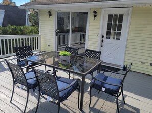 Outdoor dining - Serene upstairs apt. Walk to town, train, & beach ferry! Off-street parking. (Greenwich)