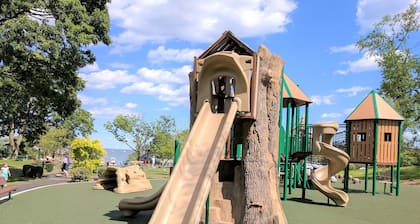 Serene upstairs apt. Walk to town, train, & beach ferry! Off-street parking.