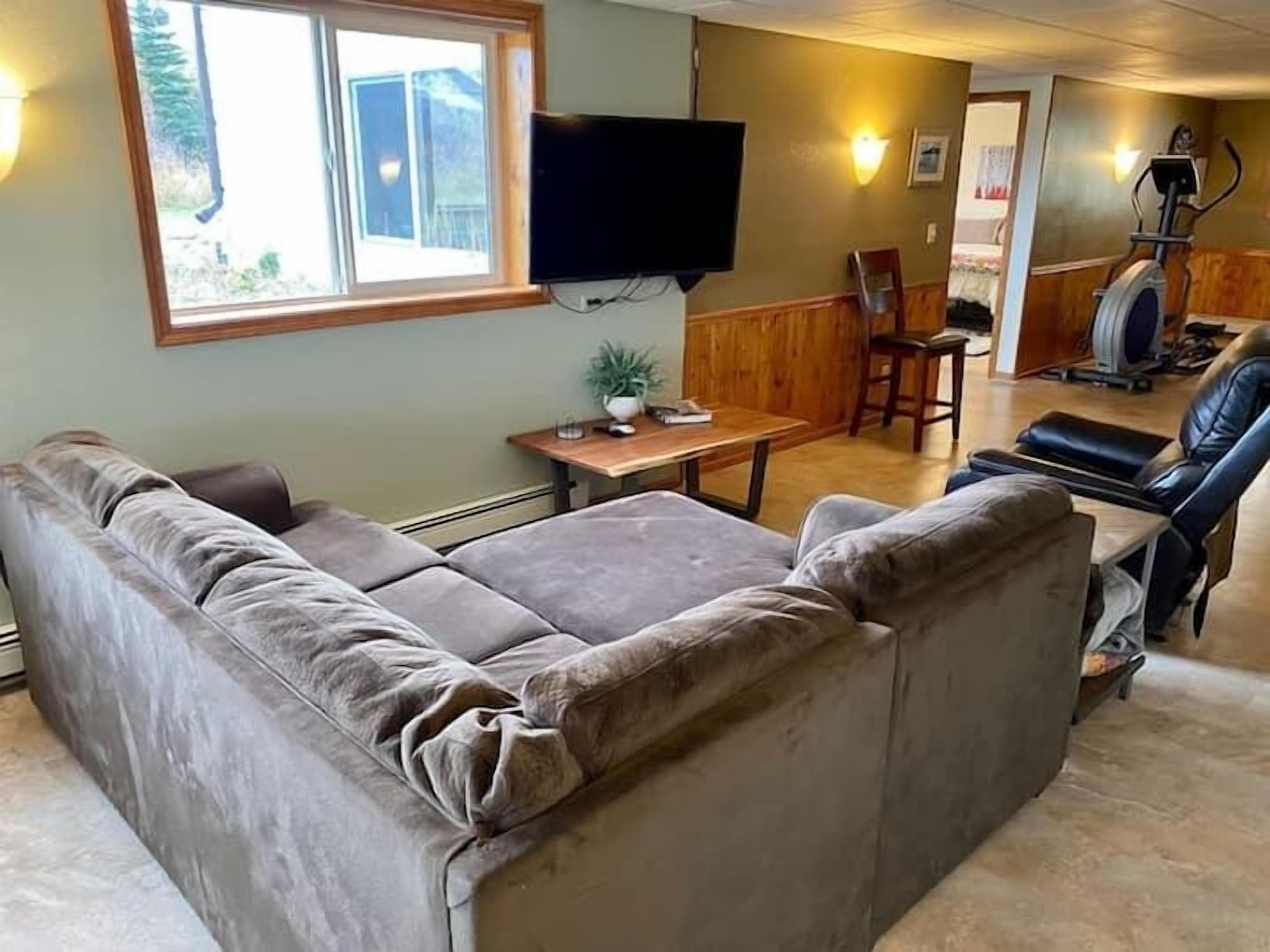 TV, fireplace, ping pong