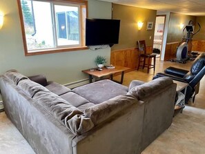 Télévision, cheminée, table de tennis de table