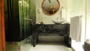 Zen | Baño | Tina con regadera, regadera tipo lluvia, secadora de cabello, toallas 