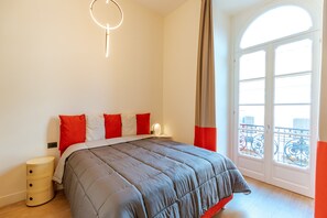 2 bedrooms, desk, internet, bed sheets