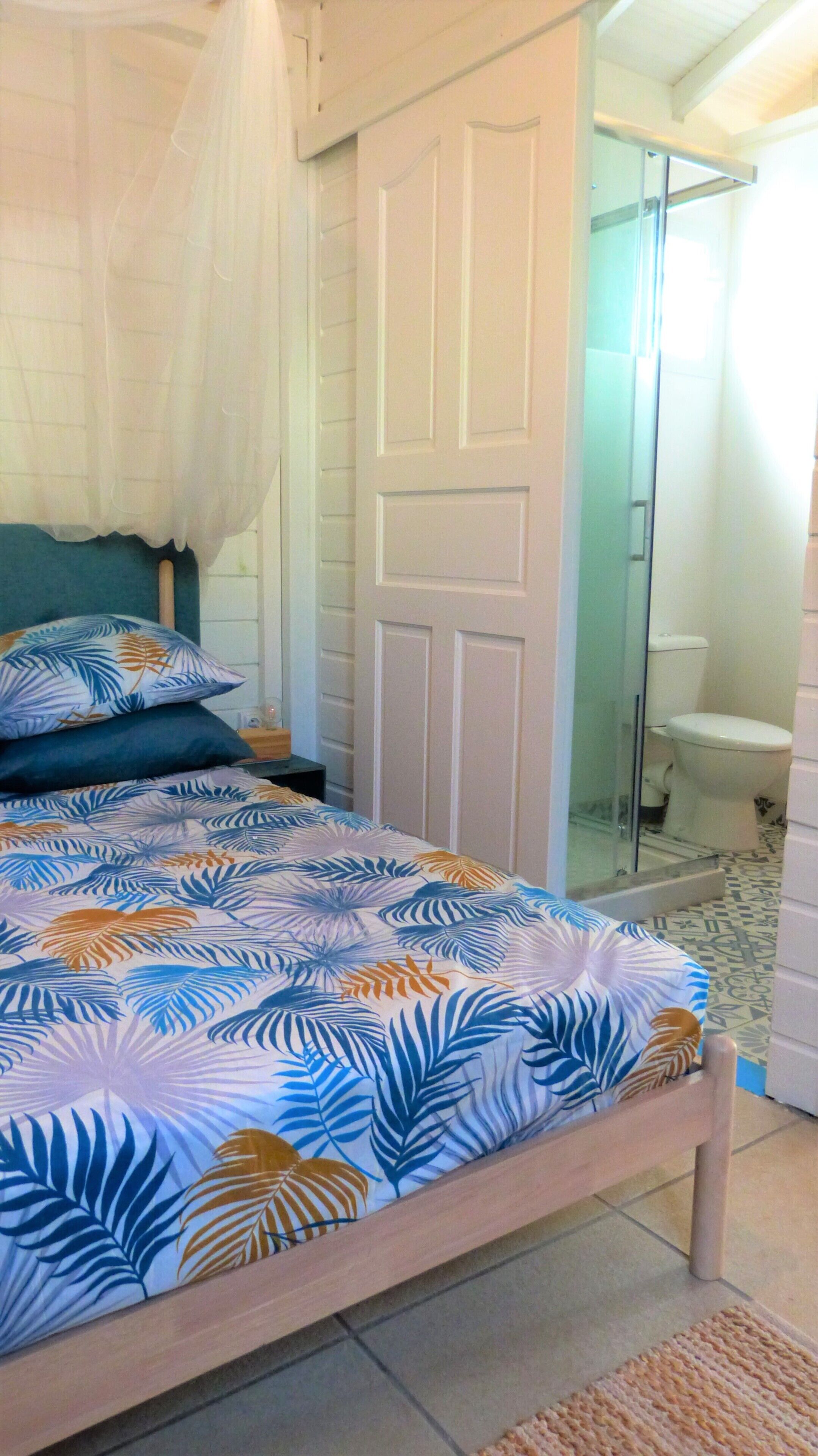 1 slaapkamer, een kluis op de kamer, een strijkplank/strijkijzer