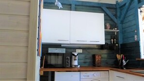 Fridge, microwave, stovetop, coffee/tea maker - Bungalow renovated in 2025 - Jacuzzi access - 300m walk to beach with private access (saint-françois)