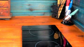 Réfrigérateur, four à micro-ondes, surface de cuisson, cafetière-théière