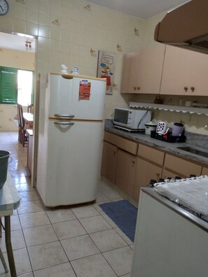 Geladeira, micro-ondas, cooktop, cafeteira/chaleira