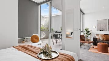 2 habitaciones, escritorio y tabla de planchar con plancha