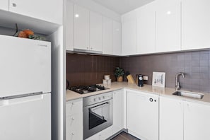 Geladeira, micro-ondas, fogão, cooktop