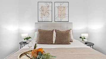 2 slaapkamers, een bureau, een strijkplank/strijkijzer, reisbedje