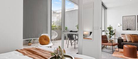 2 habitaciones, escritorio y tabla de planchar con plancha