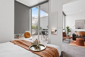 2 bedrooms, desk, iron/ironing board, travel cot - Ultimate Comfort Gem in St Kilda  ⭐⭐⭐⭐⭐ (St Kilda)
