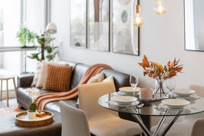 Dining - Ultimate Comfort Gem in St Kilda  ⭐⭐⭐⭐⭐ (St Kilda)