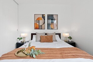 2 soveværelser, skrivebord, strygejern/strygebræt, weekendseng