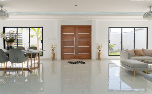 Modern Spacious 5 bedroom villa, Van & driver included 
