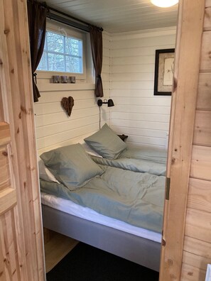 2 bedrooms, iron/ironing board, travel cot, WiFi