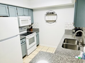 Fridge, microwave, oven, stovetop - Gorgeous 3 bed 2 bath condo with pool near beach (DESTIN)