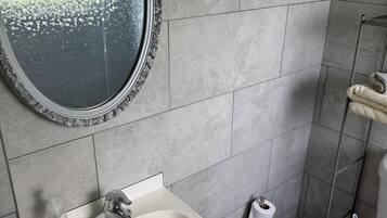 Baignoire, sèche-cheveux, serviettes fournies, papier toilette