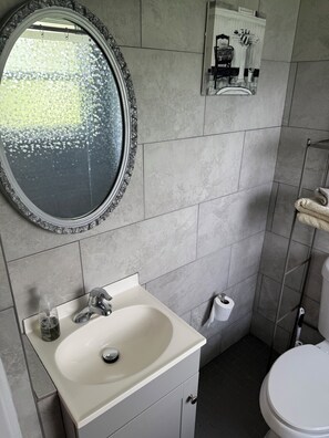 Badewanne, Haartrockner, Handtücher, Toilettenpapier