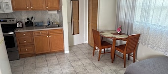 Sunny Apartments a block from Warm Mineral Springs