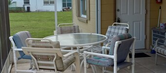 Sunny Apartments a block from Warm Mineral Springs