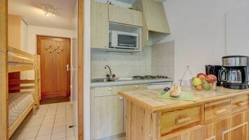 Fridge, toaster, cookware/dishes/utensils