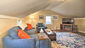 A cozy living room with a fireplace, a television, and comfortable seating. - Idyllic Wallingford Retreat - Near Skiing & Hiking (Wallingford)