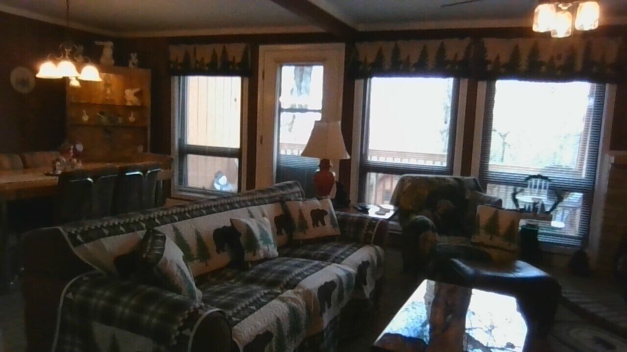 Télévision, cheminée, table de tennis de table, livres