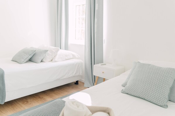 3 habitaciones, tabla de planchar con plancha, internet y ropa de cama