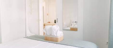 3 bedrooms, iron/ironing board, internet, bed sheets