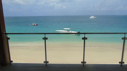 Studio with water front terrace at Grand Case