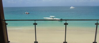 Studio with water front terrace at Grand Case