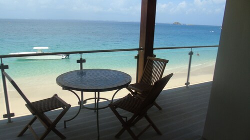 Studio with water front terrace at Grand Case