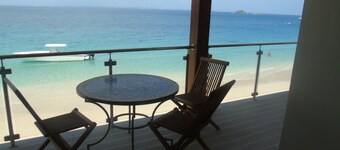 Studio with water front terrace at Grand Case
