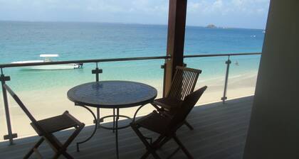Studio with water front terrace at Grand Case