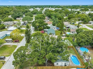 A residential area with houses, trees, and a swimming pool. - Heated Pool, Sleeps 10, 15 Min to Beach | PS5 Game Nights, Largo (Largo)