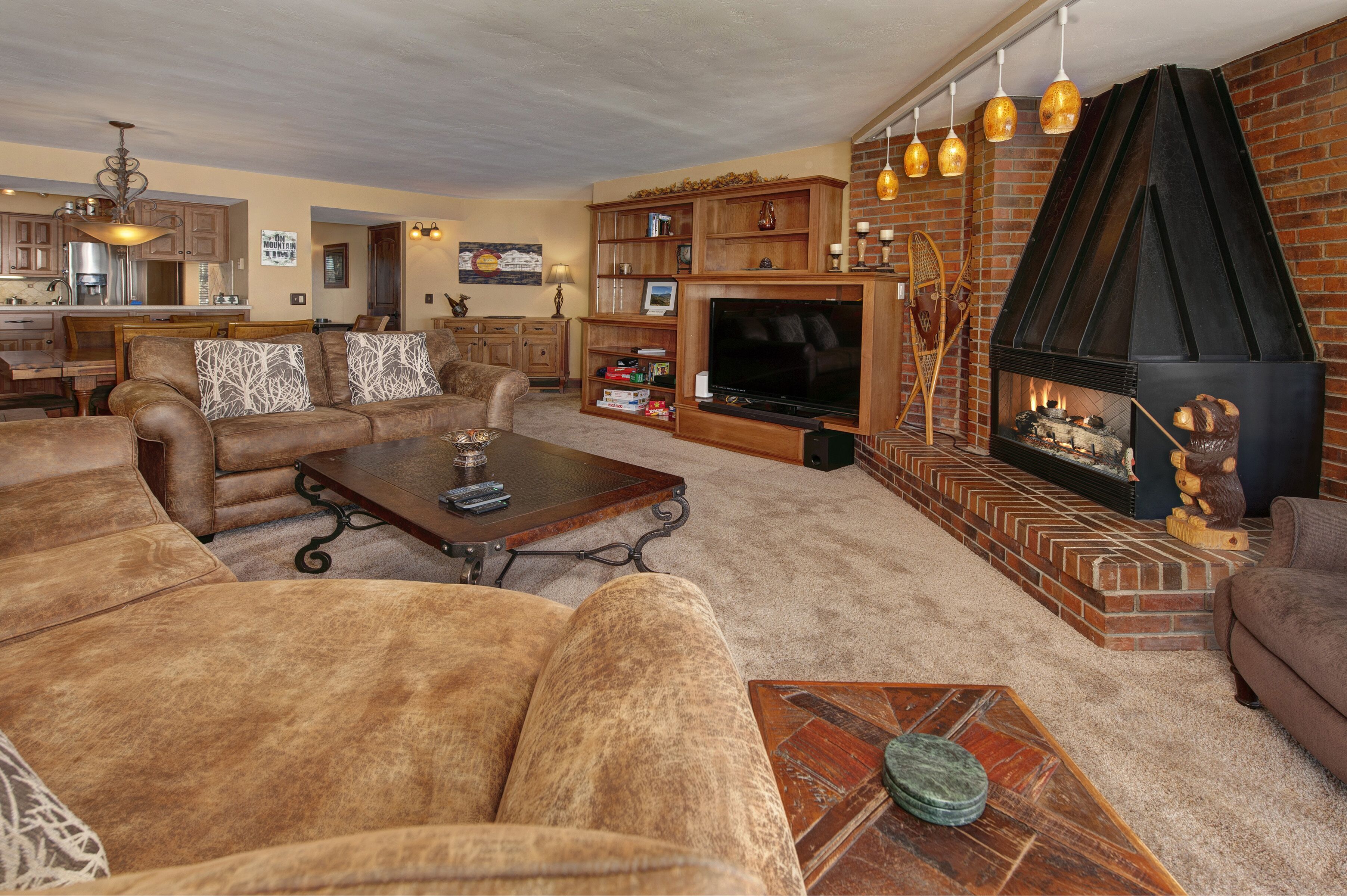 Luxury Waterfront Condo on Lake Dillon, Views, Pool, Hot tub, Walk to Lake