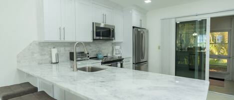 Refrigerador, microondas, placa de cocina, cafetera/tetera