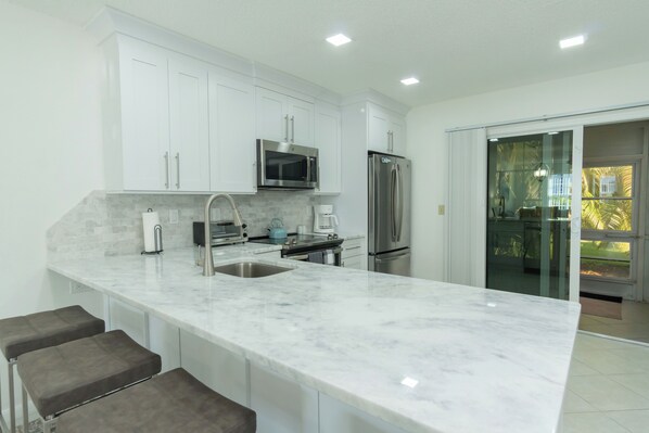 Réfrigérateur, micro-ondes, plaque de cuisson, cafetière/bouilloire