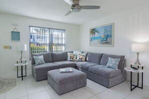 TV - Beautiful 2 bedroom Condo! Owners require a 3 month rental  Jan- March. (Marco Island)