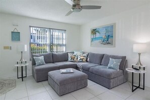TV - Beautiful 2 bedroom Condo! Owners require a 3 month rental  Jan- March. (Marco Island)
