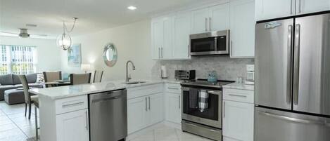 Refrigerador, microondas, parrilla de estufa y cafetera y tetera