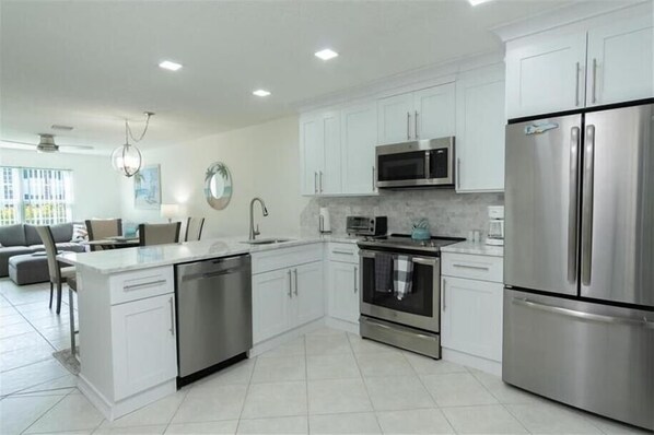 Fridge, microwave, stovetop, coffee/tea maker - Beautiful 2 bedroom Condo! Owners require a 3 month rental  Jan- March. (Marco Island)