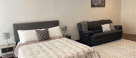 1 dormitorio, escritorio, tabla de planchar con plancha y wifi